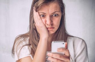 Расстроенная девушка и смартфон