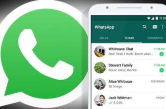 Значок WhatsApp и открытые чаты мессенджера в смартфоне