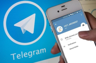 Смартфон в руке на фоне логотипа Телеграм