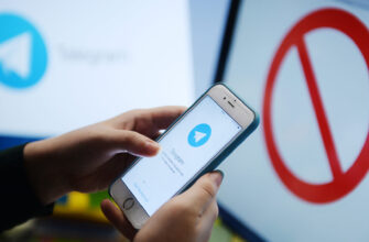 Смартфон в руках с Telegram